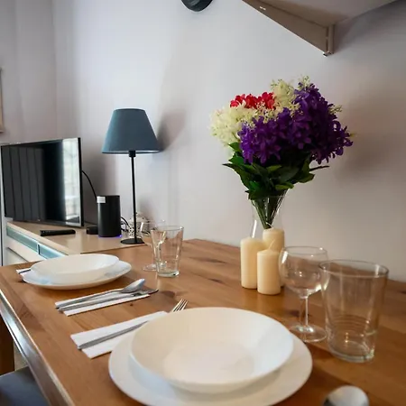 - Parks & Metro Nearby - By Rentujemy