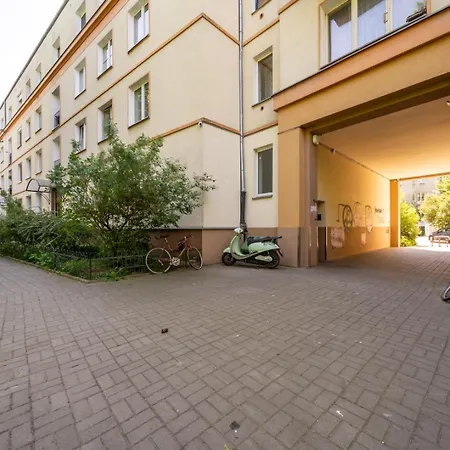 - Parks & Metro Nearby - By Rentujemy