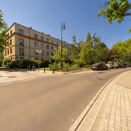 - Parks & Metro Nearby - By Rentujemy *