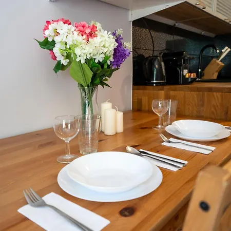 - Parks & Metro Nearby - By Rentujemy