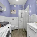- Parks & Metro Nearby - By Rentujemy Appartement